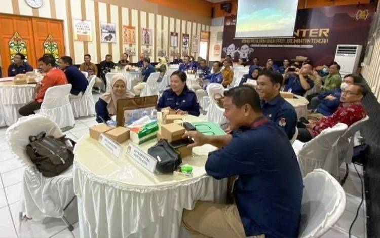 Jajaran KPU Kabupaten Lamandau mengikuti persiapan rapat koordinasi pencermatan DCT. (FOTO: HENDI NURFALAH)