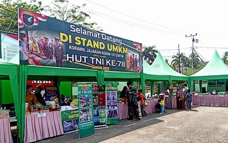 Stand UMKM Koramil jajaran Kodim 1013 Muara Teweh dalam rangka HUT ke-78 TNI di halaman Makodim setempat, Sabtu, 7 Oktober 2023. (FOTO: RAMADANI)