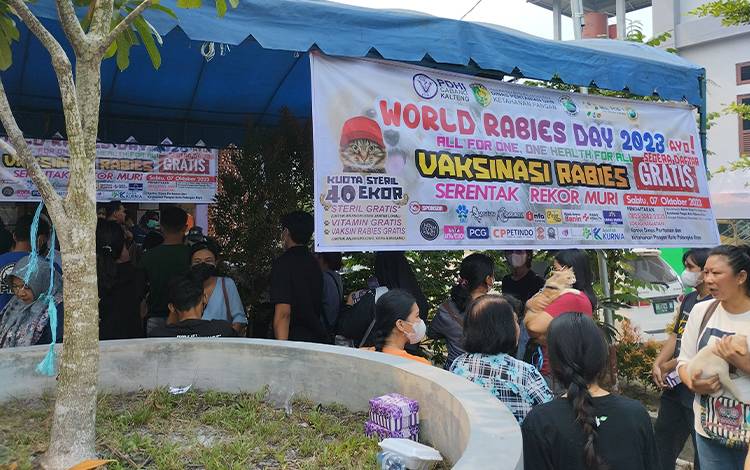 Banyak masyarakat datang untuk mengantarkan hewan peliharaannya dalam kegiatan vaksinasi rabies di kantor DPKP Kota Palangka Raya pada Sabtu, 7 Oktober 2023. (FOTO: TESTI PRISCILLA)