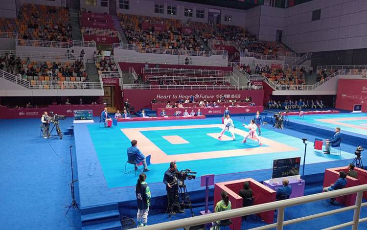 Suasana pertandingan karate kumite kelas 55 kilogram Asian Games 2022 antara Cok Istri Sanistyarani (kiri) melawan Fatemeh Saadati (kanan) di Lingpin Sports Centre Gymnasium, Hangzhou, Sabtu (7/10/2023). (ANTARA/RAUF ADIPATI)