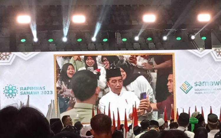 Presiden Joko Widodo saat menghadiri acara Rapat Pimpinan Nasional Solidaritas Ulama Muda Jokowi 2023 di Istora Senayan, Gelora Bung Karno, Jakarta, Sabtu (7/10/2023). (ANTARA/Rangga Pandu Asmara Jingga)
