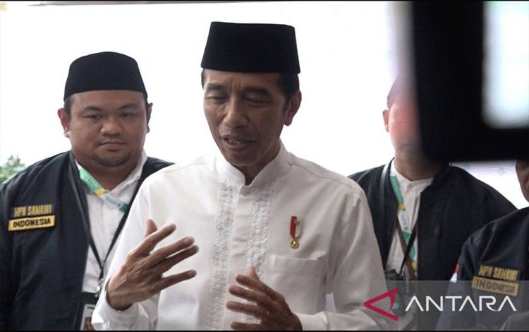 Presiden Joko Widodo memberikan keterangan usai menghadiri Rapat Pimpinan Nasional Solidaritas Ulama Muda Jokowi (Samawi) 2023 di Istora Senayan, Gelora Bung Karno, Jakarta, Sabtu (7/10/2023). ANTARA/Mecca Yumna