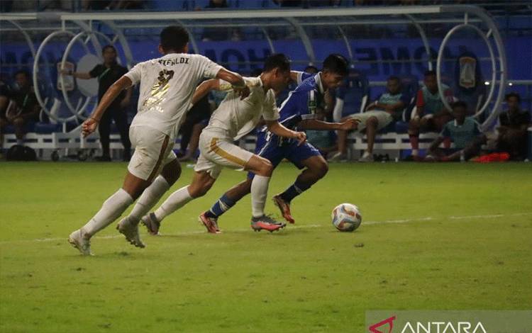 Penyerang sayap Persiba Ardi Ardian adu cepat dengan dua bek Kalteng Putra, sesaat sebelum mencetak gol di menit ke-94 pertandingan Liga 2 di Stadion Batakan, Sabtu 8/10/2023. (ANTARA/novi abdi)