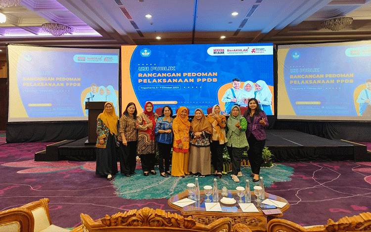 Plt. Kepala Dinas Pendidikan Provinsi Kalimantan Tengah (Disdik Prov. Kalteng) Eka Aprilianty foto bersama peserta lainnya. (FOTO: IST)