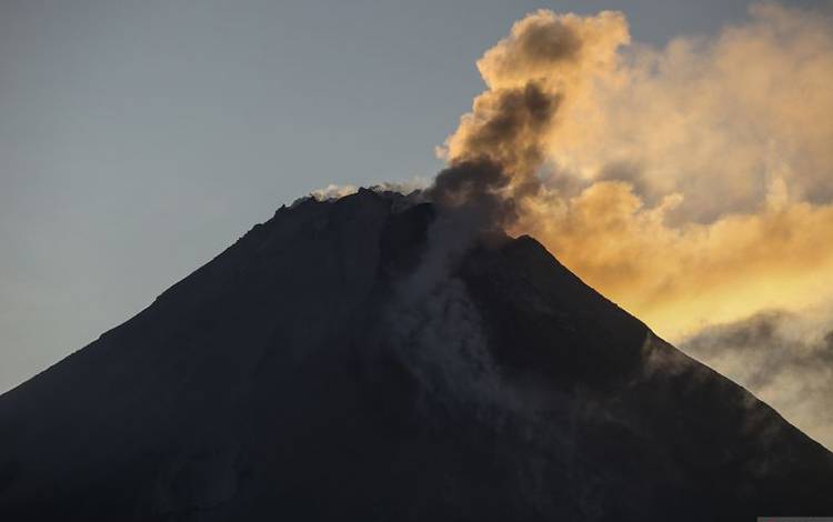 Asap solfatara keluar dari kubah lava Gunung Merapi terlihat dari Srumbung, Magelang, Jawa Tengah, Jumat (30/6/2023). Menurut data BPPTKG periode pengamatan 30 Juni 2023 pukul 00.00-06.00 WIB, gunung berstatus Siaga (level III) tersebut telah mengalami 12 kali guguran lava pijar dengan jarak luncur maksimal 1.500 meter ke arah barat daya. ANTARA FOTO/Hendra Nurdiyansyah/nym (Antara Foto/Hendra Nurdiyansyah)