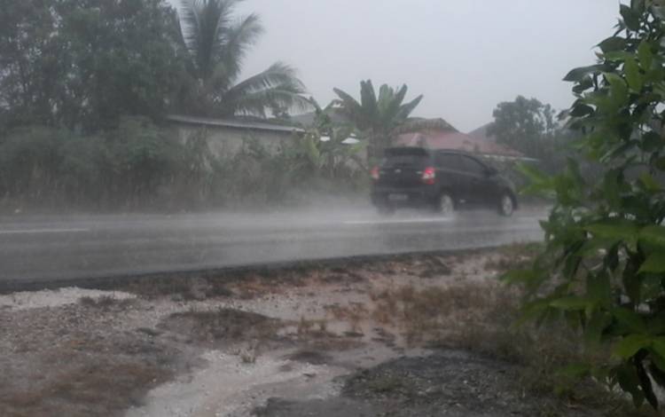 Hujan mengguyur sejumlah wilahah di Kabupaten Katingan termasuk di Jalan Soekarno-Hatta Kasongan ini, Senin, 9 Oktober 2023.