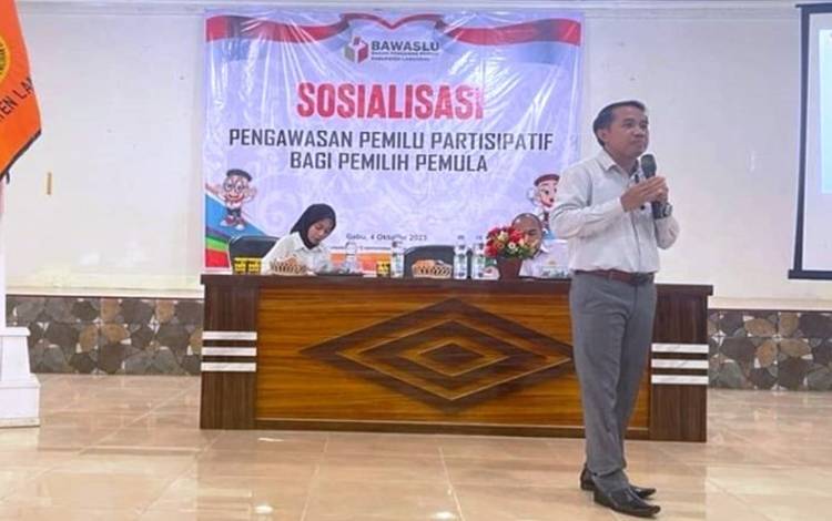 Ketua Bawaslu Kabupaten Lamandau saat menjadi narasumber kegiatan sosialisasi terkait pengawasan Pemilu partisipatif. (FOTO : HENDI NURFALAH)