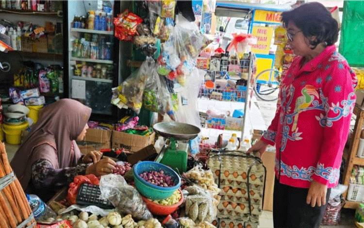 Pj Bupati Lamandau Lilis Suriani pantau harga dan ketersediaan harga sembako di Pasar Lama Nanga Bulik. (FOTO : HENDI NURFALAH)