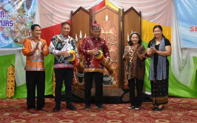 Suasana saat kegiatan pembukaanworkshop tari anak bagi guru seni budaya dan pagelaran seni budaya Kabupaten Kapuas tahun 2023. (FOTO: IST)