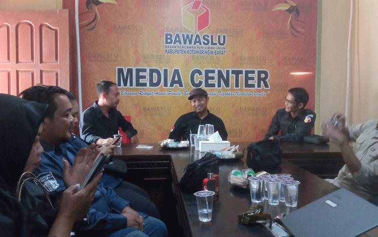 Diskusi terkait berbagai hal pengawasan pelaksanaan pemilu yang digelar Bawaslu dan PWI Kobar, Selasa, 10 Oktober 2023. (FOTO: YUDHA)