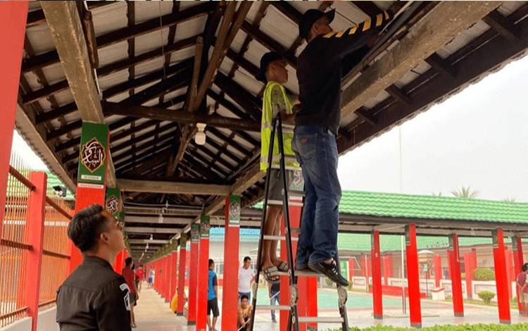 Penertiban instalasi listrik di Rutan Kelas IIB Kuala Kapuas. (FOTO: IST)