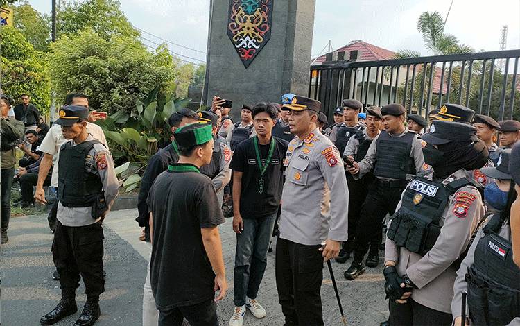 Kapolresta Palangka Raya Kombes Pol Budi Santosa saat menemui perwakilan dari HMI Cabang Palangka Raya. (Foto : Pathur)