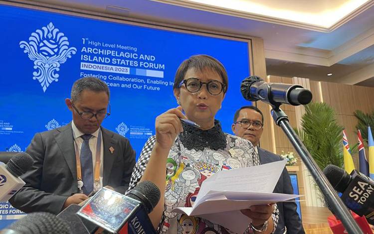 Menlu RI Retno Marsudi menyampaikan keterangan pers usai Pertemuan ke-5 Tingkat Menteri AIS Forum di Nusa Dua, Bali, pada Selasa (10/10/2023). (ANTARA/Yashinta Difa)