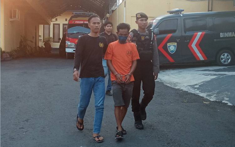 Tersangka Andri Purwanto pelaju penusukan leher dengan pisau pada korban Jaka sesaat sebelum rilis kasus yang digelar di Mapolres Kobar, Kamis, 12 Oktober 2023.