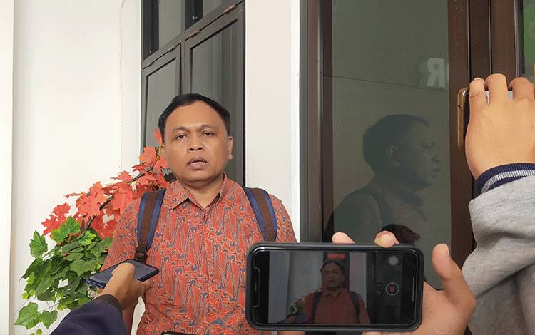JPU KPK saat diwawancarai di Pengadilan Tipikor Palangka Raya, Kamis, 12 Oktober 2023. (Foto: Apriando)