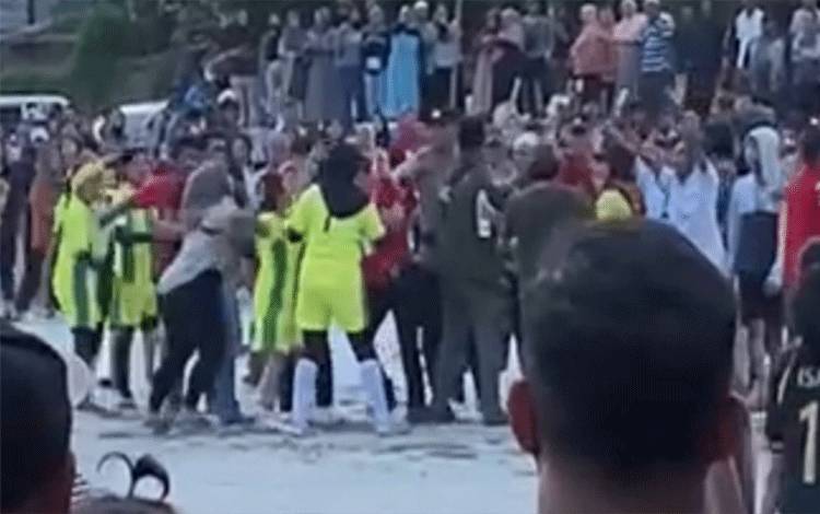 Tangkapan layar saat terjadi kericuhan dalam sepak bola putri di Pangkalan Bun. (Foto : DANANG)
