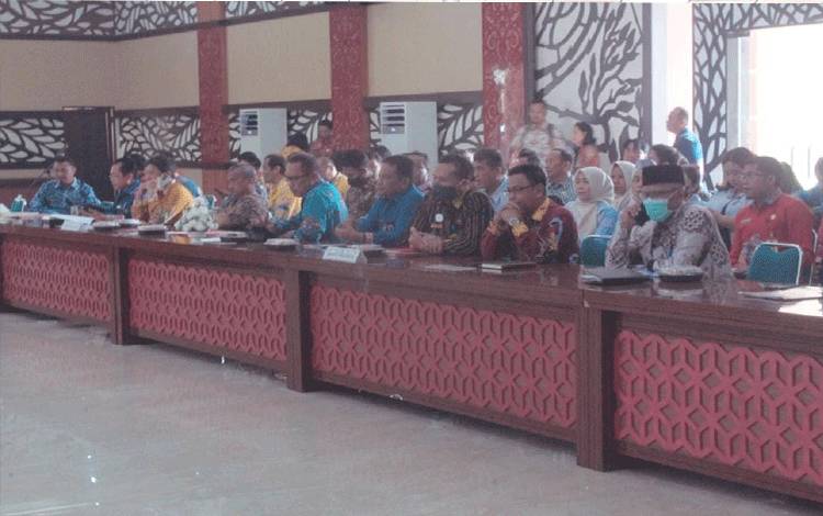 Peserta rapat TEPRAdi Aula Badan Pendapatan Daerah (Bapenda) Provinsi Kalteng, Kamis, 12 Oktober 2023. (FOTO: DEDE)