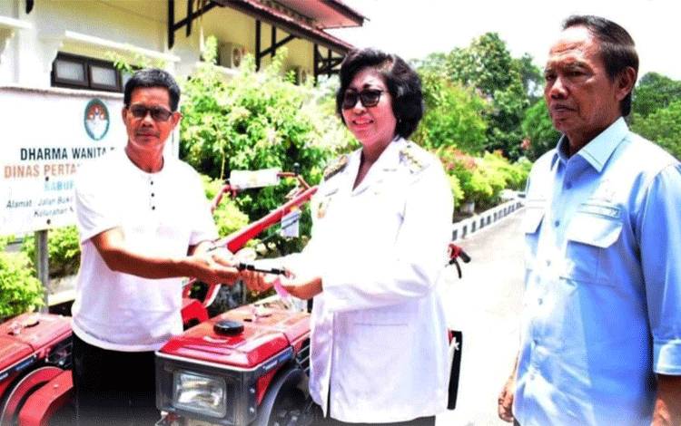Pj Bupati Lamandau Lilis Suriani bersama Anggota Komisi IV DPR RI Bambang Purwanto saat menyerahkan Bantuan Alsintan.(FOTO : HENDI NURFALAH)