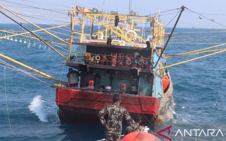 Petugas KKP melakukan penghentian kapal yang melanggar aturan. ANTARA/HO-KKP