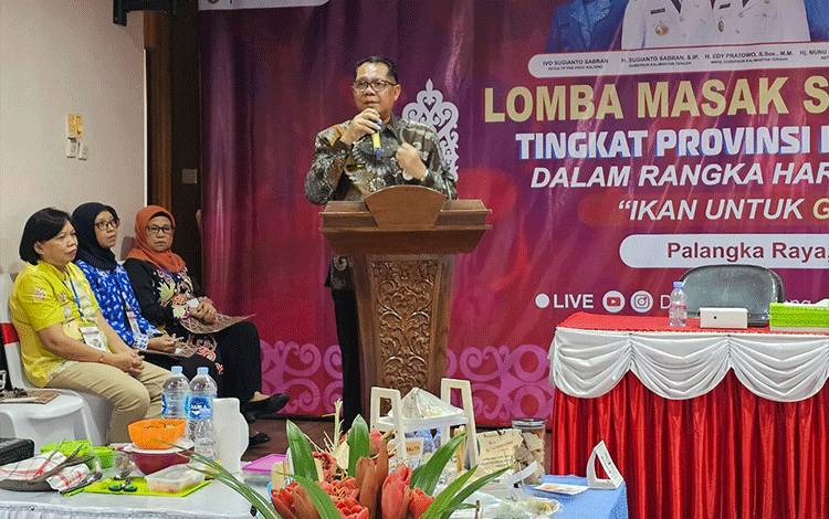 Kepala Dislutkan Prov. Kalteng Darliansjah saat membuka Lomba Masak Serba Ikan Tingkat Provinsi Kalimantan Tengah Tahun 2023. (FOTO:CK/DISLUTKAN KALTENG)