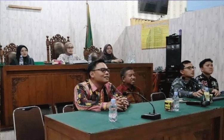 Sejumlah Hakim dan apratur PN Nanga Bulik tengah mengikutipembinaan teknis dan administrasi peradilan. (FOTO : HENDI NURFALAH)