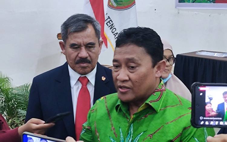 Wakil Gubernur Kalimantan Tengah (Kalteng), Edy Pratowo saat di Aula Hotel Dandang Tingang, Jumat sore, 13 Oktober 2023. (FOTO: HERMAWAN)