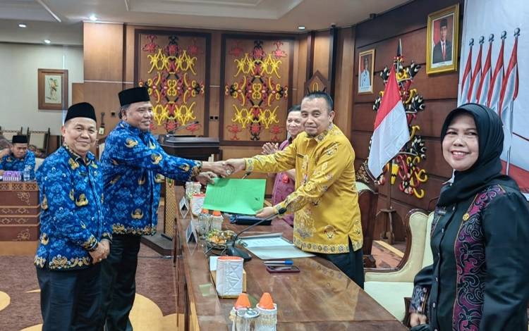 Perwakilan KORPRI Murung Raya menyerahkan Surat Pernyataan Kesanggupan melaksanakan MTQKorprikeVIII. (FOTO: ISTIMEWA)