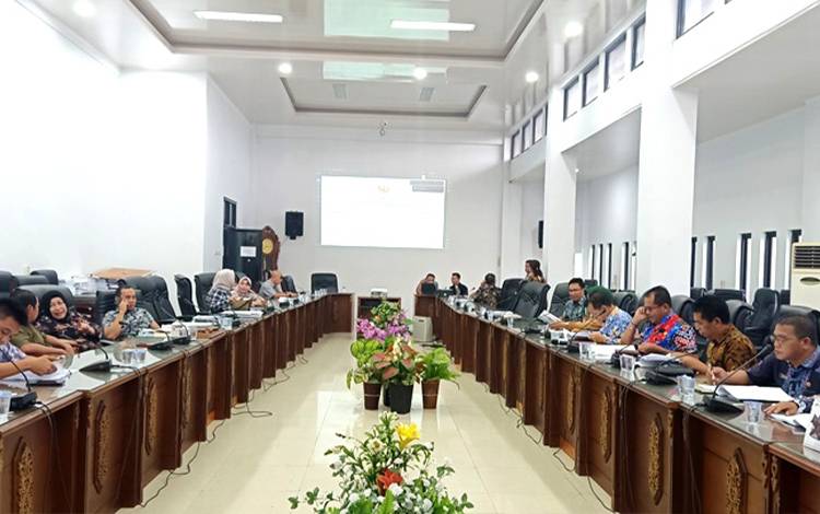 DPRD Barito Utara bersama TAPD Barito Utara membahas hasil evaluasi Gubernur Kalimantan Tengah terhadap rancangan peraturan daerah tentang Perubahan APBD tahun 2023. (FOTO: DHANI)