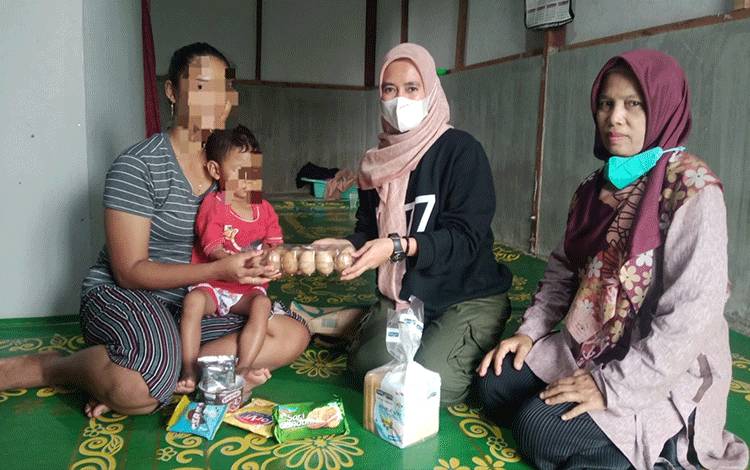 Lurah Kalampangan Yunita Martina saat memberikan asupan bahan makanan kepada keluarga berisiko stunting (Foto : Kelurahan Kalampangan)