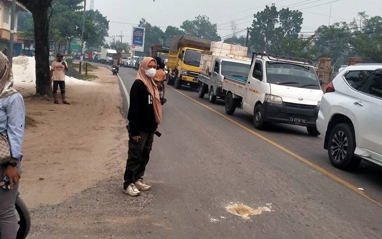 Lurah Kalampangan Yunita Martina saat mengatur lalu lintas di depan Kantor Kelurahan Kalampangan (Foto : IST)