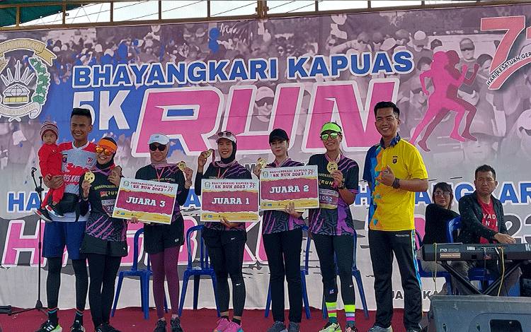 Para peserta pemenang 5K Run Bhayangkari Kapuas bersama Kapolres Kapuas dan Wakapolres pada Minggu, 15 Oktober 2023. (FOTO: DODI)