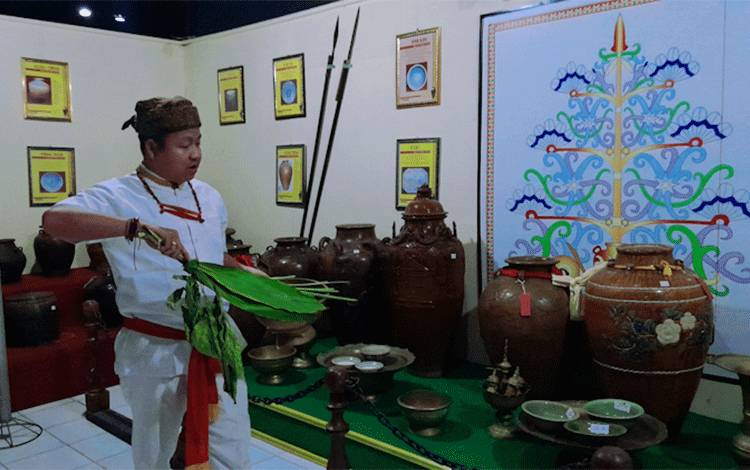Basir saat melaksanakan ritual mamapas di Museum Balanga Jalan Tjilik Riwut Km. 2.5 Palangka Raya, Minggu, 15 Oktober 2023 malam (Foto: MARINI)