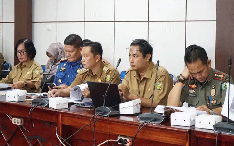 Pejabat Pemko Palangka Raya saat mengikuti rapat koordinasi evaluasi serapan anggaran. (FOTO: HUMAS)