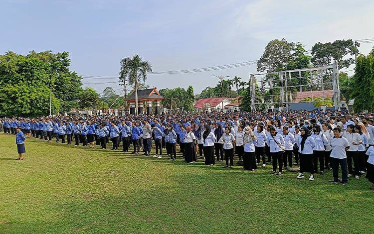 Sekitar 1.500 pegawai yang terdiri dari Aparatur Sipil Negara (ASN) maupun honorer mengikuti Apel Kesadaran Nasional yang dilaksanakan di Halaman Kantor Bupati Barito Timur, Selasa, 17 Oktober 2023. (FOTO: BOLE MALO)