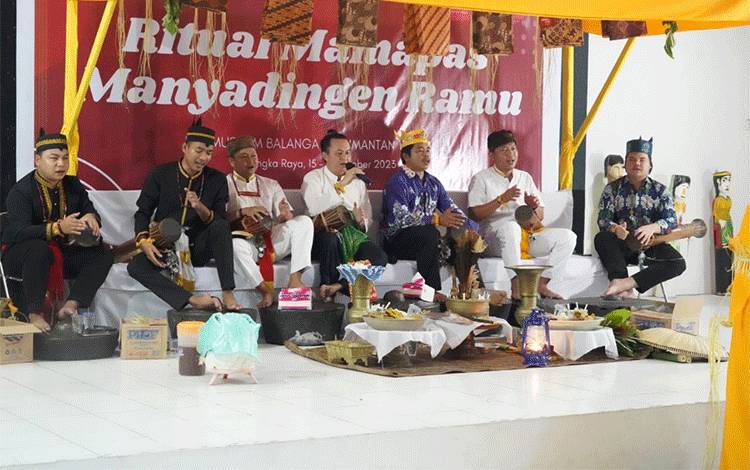 Para Basir saat melantunkan mantra-mantra pada Ritual Mamapas Manyadingen Ramu. (FOTO: AGUNG)