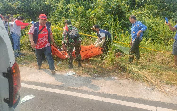 Mayat yang ditemukan warga saat dievakuasi oleh petugas PMI Kotim, di Jalan Cristopel Mihing, Selasa 17 Oktober 2023. (FOTO: BUDDI)