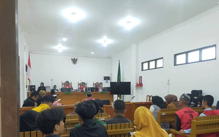 Terdakwa saat menjalani sidang di Pengadilan Negeri Palangka Raya (Foto: Apriando)