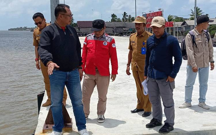 Kepala Dislutkan Provinsi Kalteng Darliansjah melakukan pengecekan Pembangunan Dermaga Pelabuhan Perikanan Kuala Pembuang. (FOTO: BRO/DISLUTKAN KALTENG)
