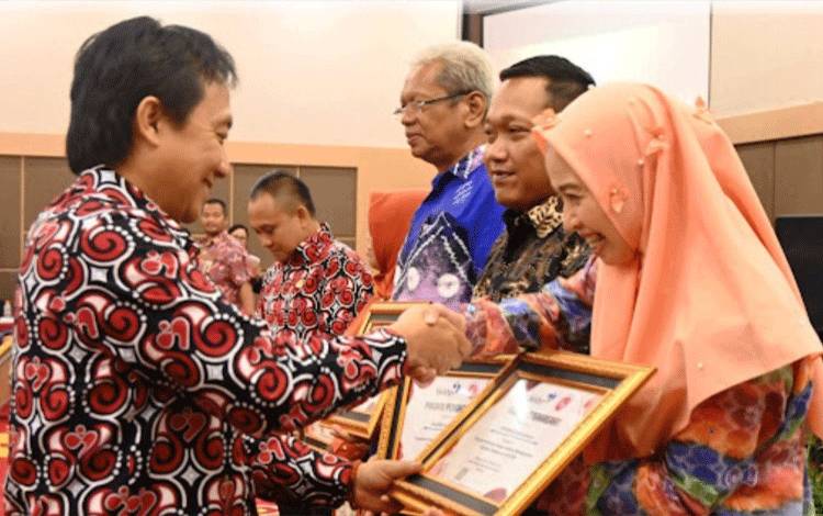 Perwakilan dari Pemkab Lamandau menerima penghargaan kedua dalam program penurunan stunting. (FOTO : HENDI NURFALAH)