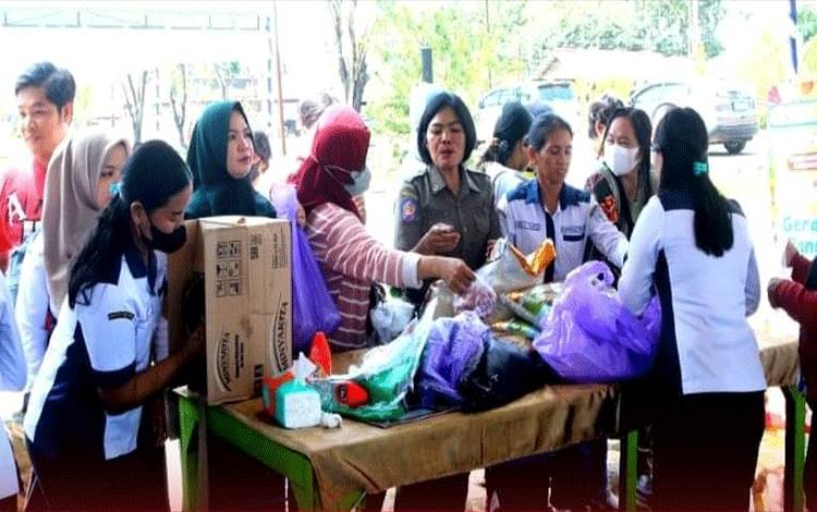Pelaksanaan gerakan pangan murah yang dalam rangka memperingati Hari Pangan Sedunia yang menjual berbagai kebutuhan pokok untuk masyarakat di halaman Stadion Mini Puruk Cahu.