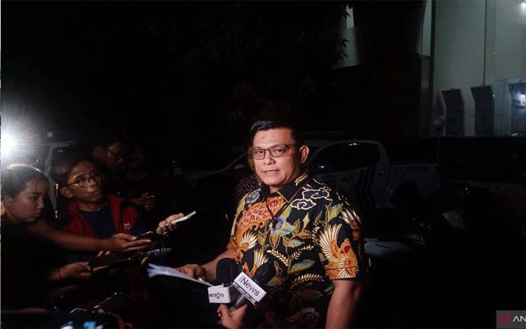 Dirreskrimsus Polda Metro Jaya Kombes Pol Ade Safri Simanjuntak saat diwawancarai di Jakarta, Jumat (13/10/2023). ANTARA/Ilham Kausar