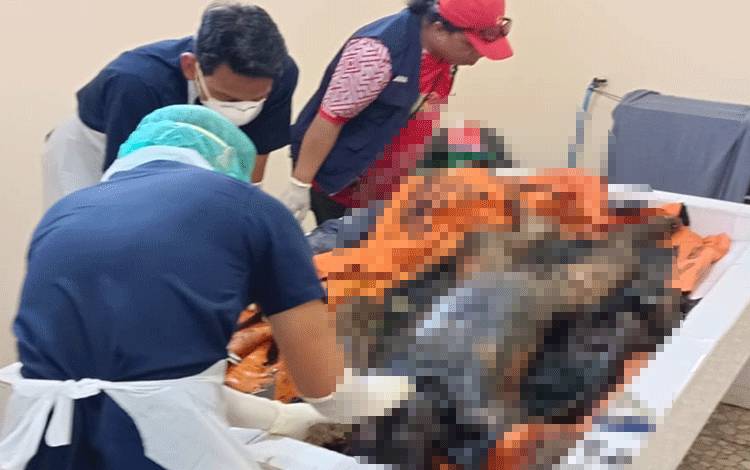 Mayat yang ditemukan warga saat hendak dilakukan visum di ruang jenazah Rumah Sakit dr. Murjani Sampit. (FOTO: IST)