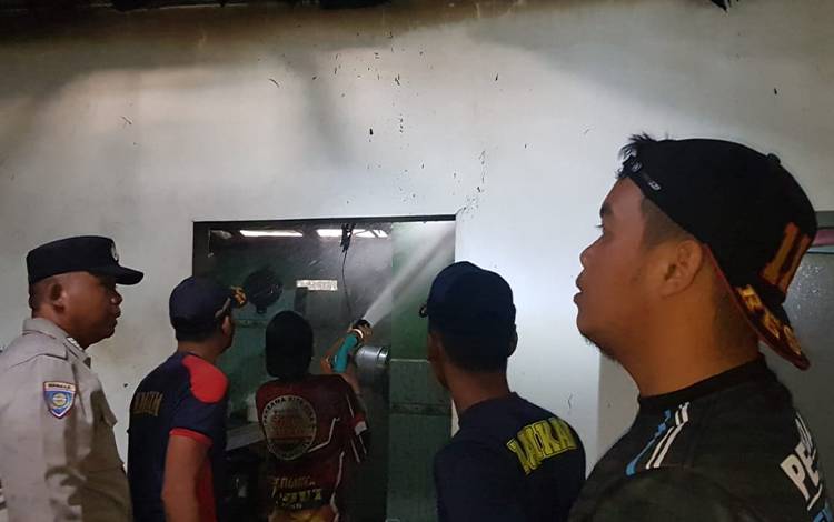 Tim DPKP Kota Palangka Raya saat mengecek bekas plafon terbakar. (FOTO: PATHUR)