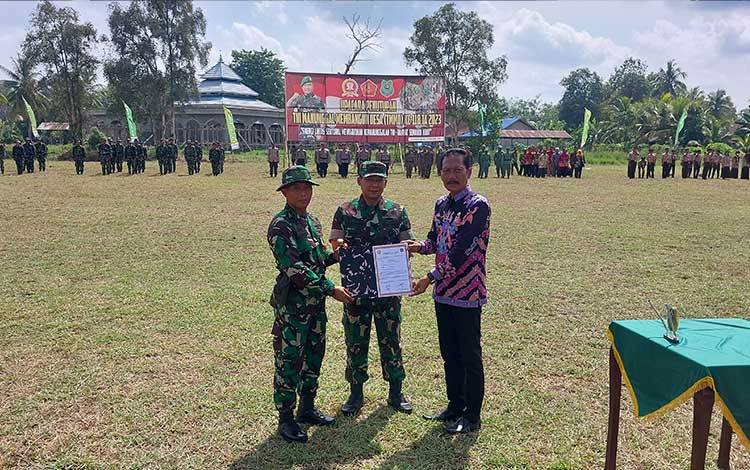 Danrem 102 Panju Panjung, Brigjen TNI Bayu Permana (tengah) saat hadiri penutupan TMMD ke-118 Kodim 1011 Kuala Kapuas, Kamis, 19 Oktober 2023. (FOTO: DODI)