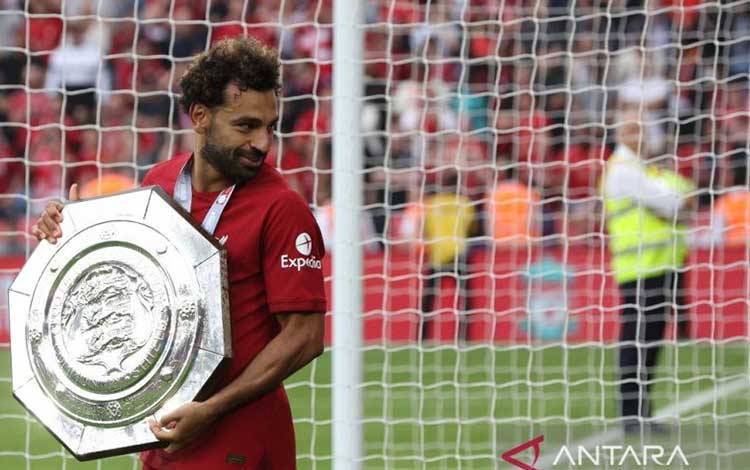 Arsip - Pemain Liverpool asal Mesir Mohamed Salah memegang trofi FA Community Shield di King Power Stadium Leicester 30 Juli 2022. (ANTARA/AFP/NIGEL RODDIS)
