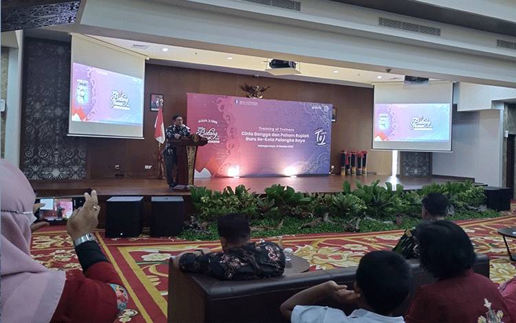 Kepala Perwakilan Bank Indonesia Provinsi Kalteng, Taufik Saleh saat membuka kegiatan ToT CBP Rupiah kepada para guru kemarin. (FOTO: TESTI PRISCILLA)