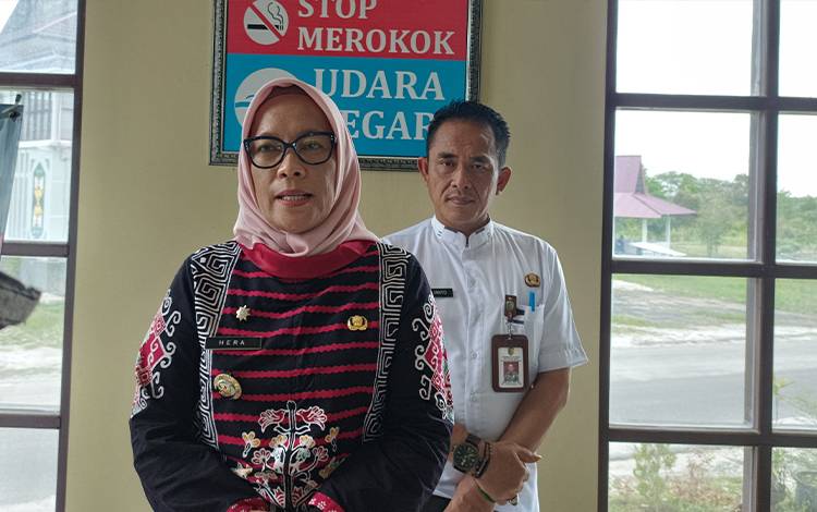 Pj Wali Kota Palangka Raya, Hera Nugrahayu dan Plt Kepala BPBD, Berlianto mengumumkan status terbaru penanganan Karhutla. (FOTO: HENDRI)