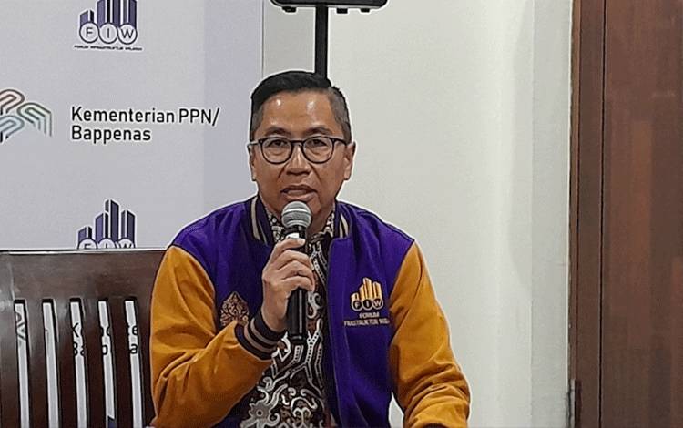 Kepala Bappedalitbang Provinsi Kalteng Leonard S. Ampung, saat melaksanakan press conference dengan awak media, bertempat di M Bahalap Hotel Palangka Raya, Kamis, 19 Oktober 2023 (Foto:MARINI)