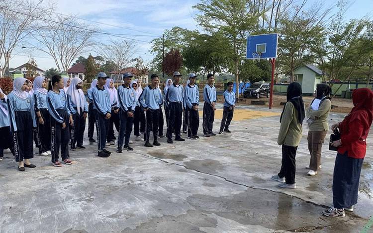 Tim Dinas Kesehatan dan UPTD Puskesmas Kuala Pembuang I saat melaksanakan kegiatan Aksi Bergizi di SMK Negeri 1 Seruyan.( Foto : Ist)