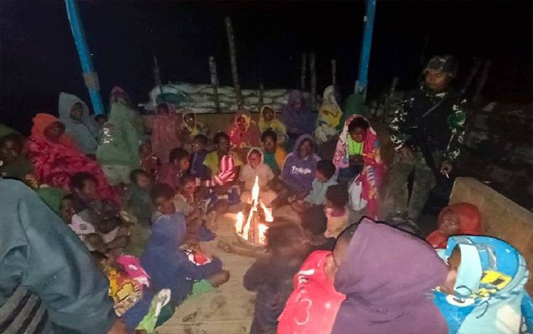 Warga Jumat malam (20/10) mengungsi ke Pos TNI di Erogama, Kabupaten Puncak, Papua Tengah karena takut ancaman KKB. (ANTARA/HO/Dok Satgas Yonif Raider 300/Bjw)